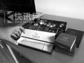 导游软磨硬泡,刘女士在香港买了不少珠宝,花了许多冤枉钱。
张頔 摄