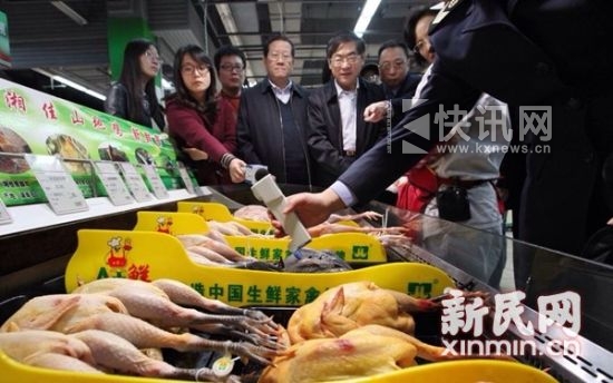 图说:沪人大代表暗访抽查冷鲜鸡温度。新民网记者 李欣 摄