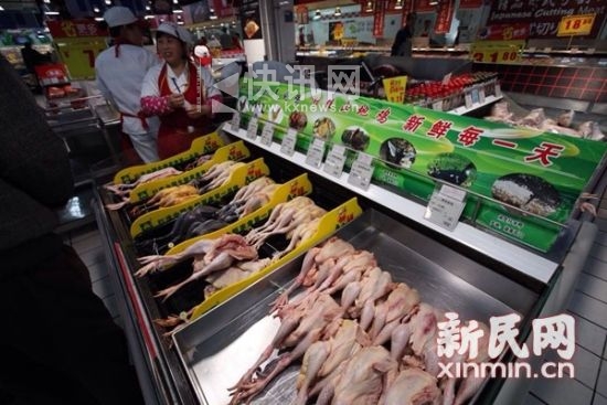图说:沪上大卖场的冷鲜鸡。新民网记者 李欣 摄