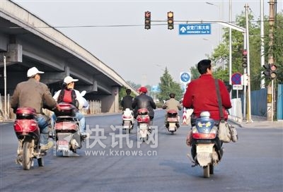 5��18�գ����������ƽ�����ֽ���ڣ�һȺ�綯���г�һ����٣��ӻ�����������ƶ�����