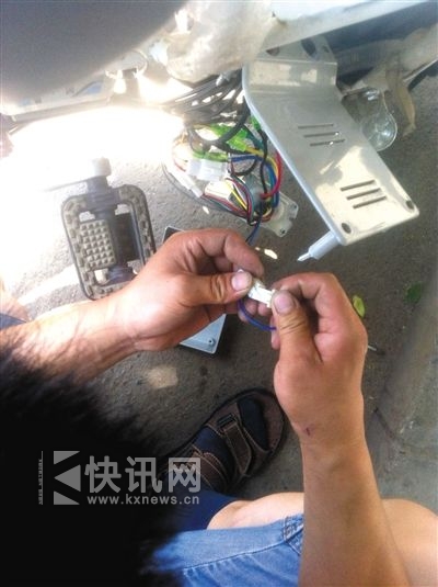 ά����Ա�򿪿������󣬽���ɫ���߰γ����е��١�