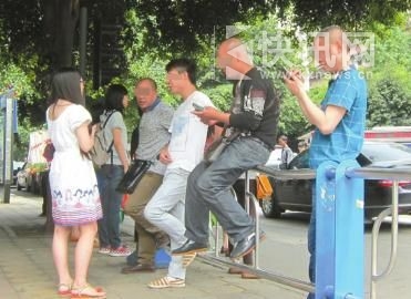 5��26�գ��Ĵ���ѧ����ҽԺ�������������Ŵ�������Ȱ˵���������ǹҺš�