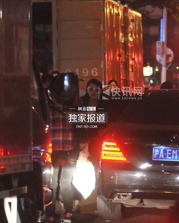 章子怡汪峰吃火锅 黑衣保镖护驾