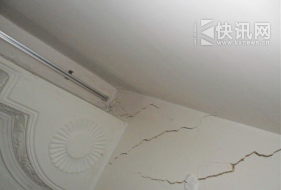 房屋墙体出现大裂痕(照片由住户提供)