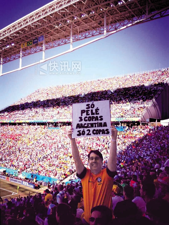巴西球迷在比赛中举着自制的牌子,上面写着“贝利一人拿了3个世界杯冠军,阿根廷人总共才2个”,以此来讽刺阿根廷足球。