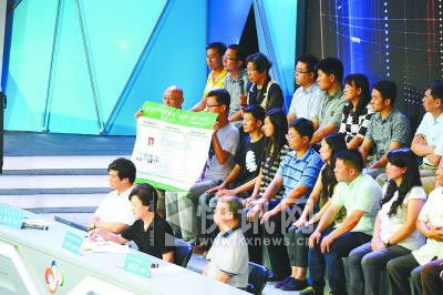 电视问政现场,市民展示的万科西半岛小区物业服务公示栏。记者金思柳 摄