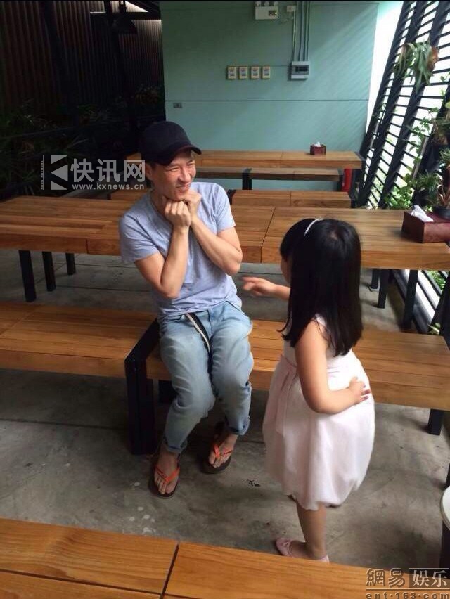 小女神Angela与张家辉片场玩闹