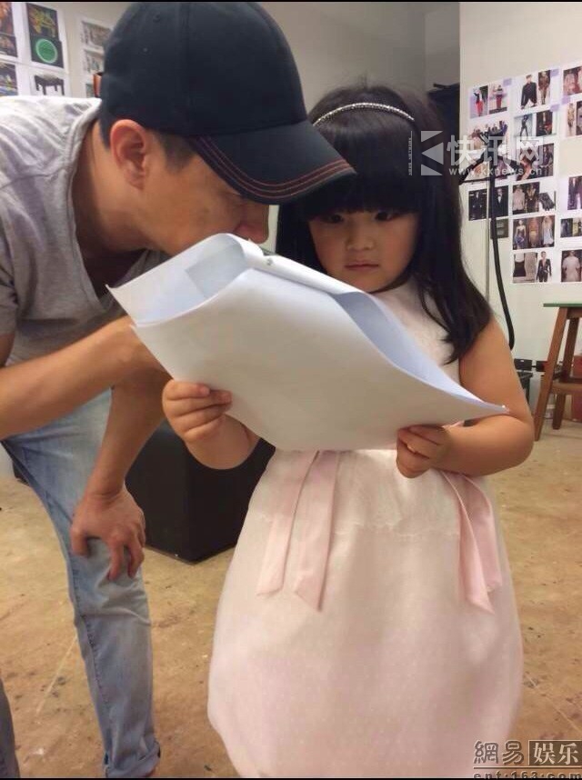 小女神Angela与张家辉片场玩闹