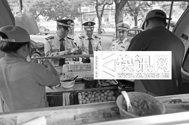 在西直门内大街一早餐车点,执法人员在检查早餐车证件 摄/法制晚报记者 柴程 在西直门内大街一早餐车点,执法人员在检查早餐车证件 摄/法制晚报记者 柴程