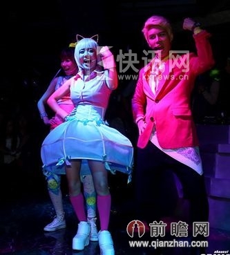 苍井空现身酒吧Cosplay装扮卖萌 揭不能生育原因
