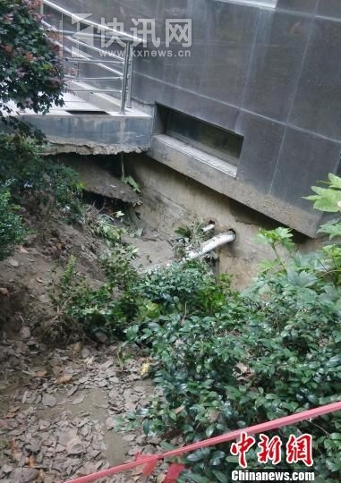 图为:下沉现场。 代晓利 摄 图为:下沉现场。 代晓利 摄