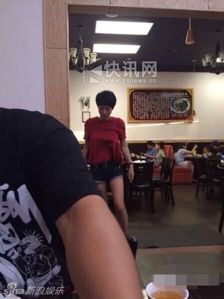 组图:文章马伊琍现身洛杉矶中餐馆 低调避镜头
