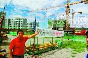 ������Ƶ�Ľ�������һƬ���ţ������ϳ������Ӳݡ�