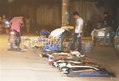 石景山一工地旁的旧衣摊,时常有工人前来光顾。