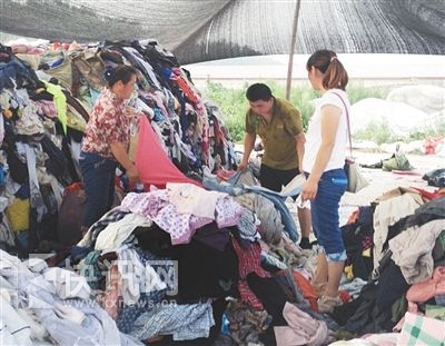 集散地内,不断有“顾客”挑拣衣物,准备购买。