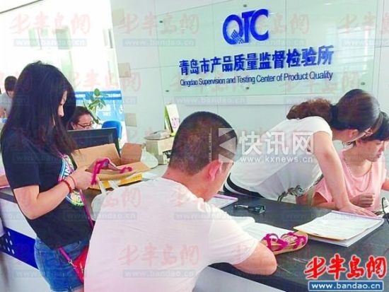 ▲ 孟女士和朋友拿着褪色的新鞋到质监部门维权 。 ▲ 孟女士和朋友拿着褪色的新鞋到质监部门维权 。