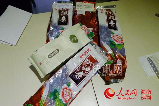 图为何先生购买的部分“三无茶叶”(图片来源:人民网) 图为何先生购买的部分“三无茶叶”(图片来源:人民网)