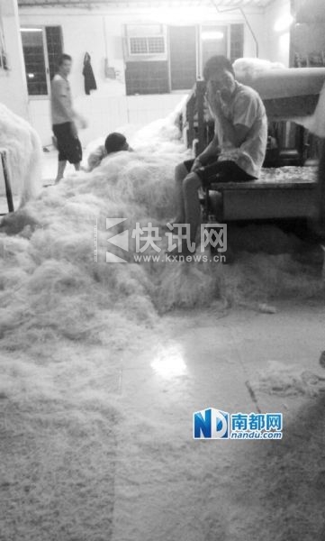 车间里工人赤脚踩在米粉上。 网络图片