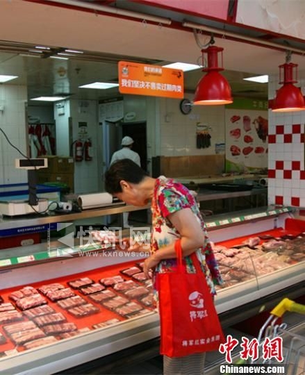 华润万家云河店冷鲜肉柜台 李晨韵 摄