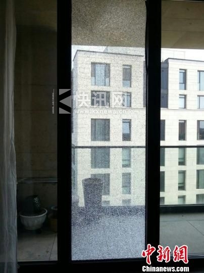 图为业主提供的玻璃爆裂图。