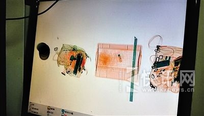 火柴过安检时,安检仪上只有一团模糊的橙色,打火机则可清晰显示。 新京报记者 李禹潼 摄