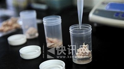 �����Ա����Ʒ�м�����˫��ˮ�����