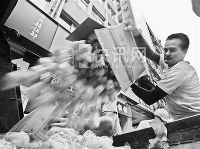 16日,台北犁记饼店焚毁消费者退回的12万颗糕饼。 (图片来源:台湾“中央社”)