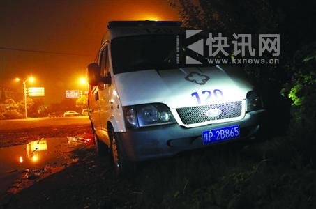 □9月4日凌晨3时,隐藏在村里非法营运的外省市号牌“黑120”被警方查获。 本版图片/晨报记者 殷立勤 □9月4日凌晨3时,隐藏在村里非法营运的外省市号牌“黑120”被警方查获。 本版图片/晨报记者 殷立勤