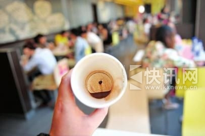 天府广场麦当劳快餐店,邹女士在热巧克力里发现了一只蟑螂。