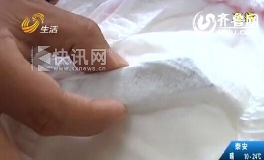 Ϋ������Ůʿǰ���칺����ֽ��㣬׼�������ӻ��ϵ�ʱ��ȴ������һ�ѵ�Ƭ��(��Ƶ��ͼ)