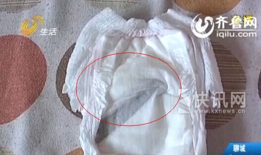 �ڽ���Ƥ�������棬������Ŀ���һ����ɫ�Ľ�����Ƭ����Լ�н�10���׳���2���׿���(��Ƶ��ͼ)