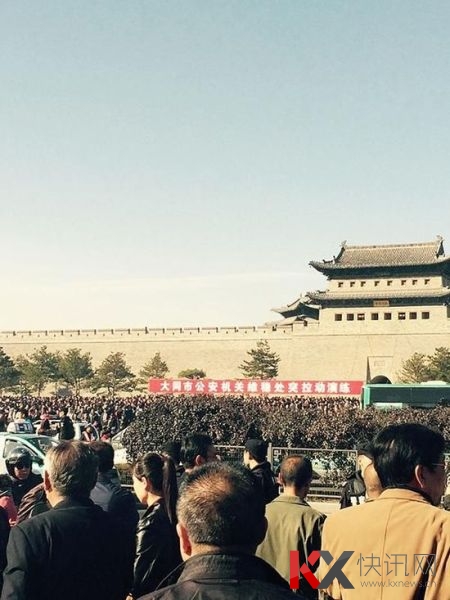 10��18�����磬ǧ���ͬ����ۼ��ڴ�ͬ�����Ź㳡��ϣ��ԭ�г����岨�ط���ͬ��