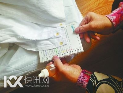  �����Ա���Լ����ھƵ깫�÷�֯Ʒ�ϣ�20�������ʾ����ɫ�Ͳ��Կ��ϵ���ɫ���жԱȣ������жϹ��÷�֯Ʒ�������Ƿ񳬱ꡣ������ɫ��ʾ�Ľ����ƫ���ԡ� ����ͨѶԱ ��ܽ��  ��ΰ��