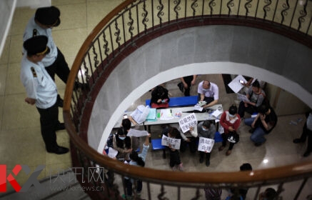 二零一四年四月二十三日,广东省广州市城管局,不少来访市民拿着印有反对建设垃圾焚烧厂口号的纸张在楼下展示。 二零一四年四月二十三日,广东省广州市城管局,不少来访市民拿着印有反对建设垃圾焚烧厂口号的纸张在楼下展示。