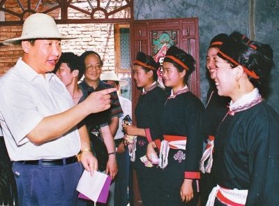 一九九九年六月,时任福建省委副书记习近平深入福安市康厝乡东山畲村调研。