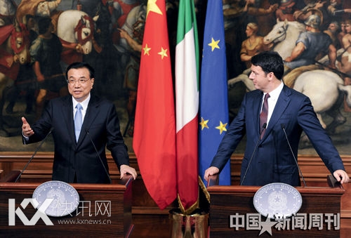 10月14日,中国国务院总理李克强与意大利总理伦齐在罗马举行会谈后共同会见记者。摄影/本刊记者 刘震 10月14日,中国国务院总理李克强与意大利总理伦齐在罗马举行会谈后共同会见记者。摄影/本刊记者 刘震