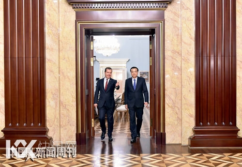 10月13日,中国国务院总理李克强在莫斯科同俄罗斯总理梅德韦杰夫共同主持中俄总理第十九次定期会晤。摄影/本刊记者 刘震 10月13日,中国国务院总理李克强在莫斯科同俄罗斯总理梅德韦杰夫共同主持中俄总理第十九次定期会晤。摄影/本刊记者 刘震