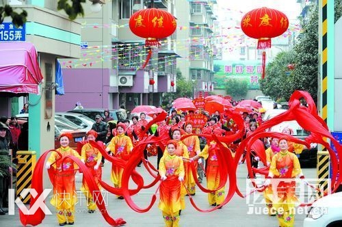 2014�꺣������Ū����С�����ӭ����Ԫ��������Ѳ�λ���ڻ���ġ������ӡ��������У�10֧��ί���������ӣ�200�����������ˡ�ѧ���ִ߽���Ϊ����������ݴ�ͳ��Ŀ���������׹�ͬ��ףԪ���ѽڡ� 