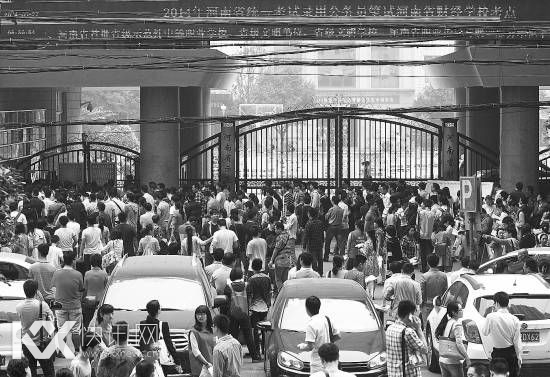 日前,河南省郑州市,2014年河南省公务员考试开考,考生们正在等待进入考场。CFP供图 日前,河南省郑州市,2014年河南省公务员考试开考,考生们正在等待进入考场。CFP供图