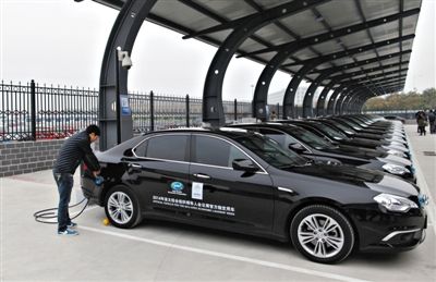 昨日,首都机场充电站,工作人员正在为APEC会议用车充电。新京报记者 薛珺 摄 昨日,首都机场充电站,工作人员正在为APEC会议用车充电。新京报记者 薛珺 摄