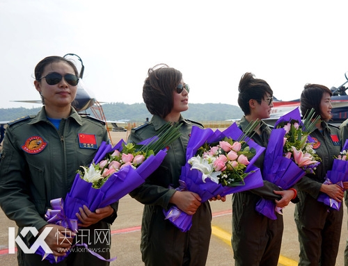 中国首批歼击机女飞行员进行飞行表演 网友:美呆了(图)