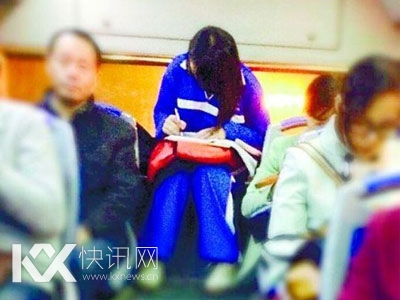 校服美女公交做作业 中日校服美女大比拼