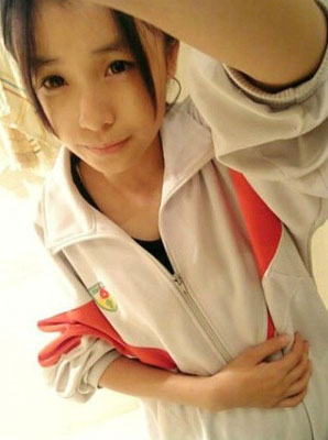 校服美女公交做作业 中日校服美女谁更美