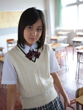 校服美女公交做作业 中日校服美女大比拼