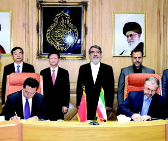 11月15日至17日,习近平主席特使、中共中央政治局委员、中央政法委书记孟建柱对伊朗进行访问。图为孟建柱在德黑兰与伊朗内政部长法兹利共同出席签字仪式。 11月15日至17日,习近平主席特使、中共中央政治局委员、中央政法委书记孟建柱对伊朗进行访问。图为孟建柱在德黑兰与伊朗内政部长法兹利共同出席签字仪式。