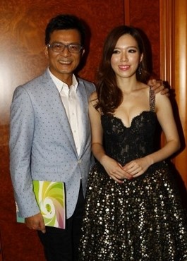 组图:黄日华女儿黄芷晴性感露乳沟 获父亲大赞