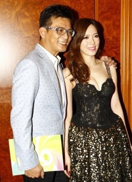 组图:黄日华女儿黄芷晴性感露乳沟 获父亲大赞