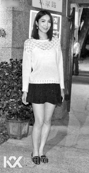 李亚男在与王祖蓝的新居开派对庆祝生日。