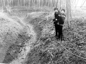 犯罪嫌疑人张某指认作案现场 警方供图 犯罪嫌疑人张某指认作案现场 警方供图