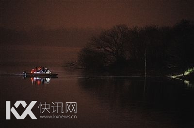 救援人员正在搜寻失踪者。图/CFP 救援人员正在搜寻失踪者。图/CFP